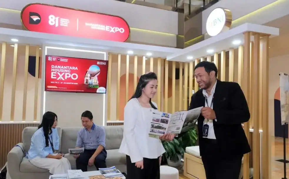Pengunjung mencari informasi pilihan hunian dan fasilitas KPR di booth BNI Danantara Housing Expo 2026. BNI menghadirkan booth di sejumlah lokasi untuk memperluas akses pembiayaan perumahan sekaligus mendukung Program Tiga Juta Rumah.
