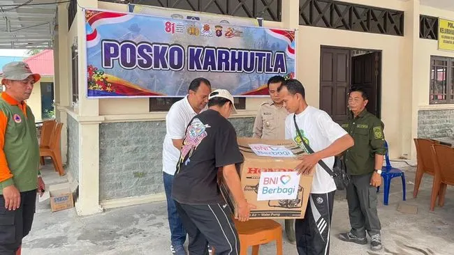 BNI menyalurkan bantuan kemanusiaan bagi masyarakat terdampak kebakaran hutan dan lahan (karhutla) di sejumlah wilayah Kalimantan Tengah.