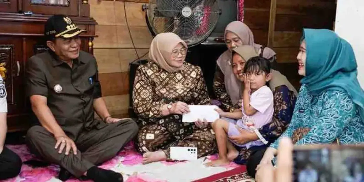 Bupati Muba, HM Toha dan istri mengunjungi kediaman Afifah (Sumber: Istimewa)