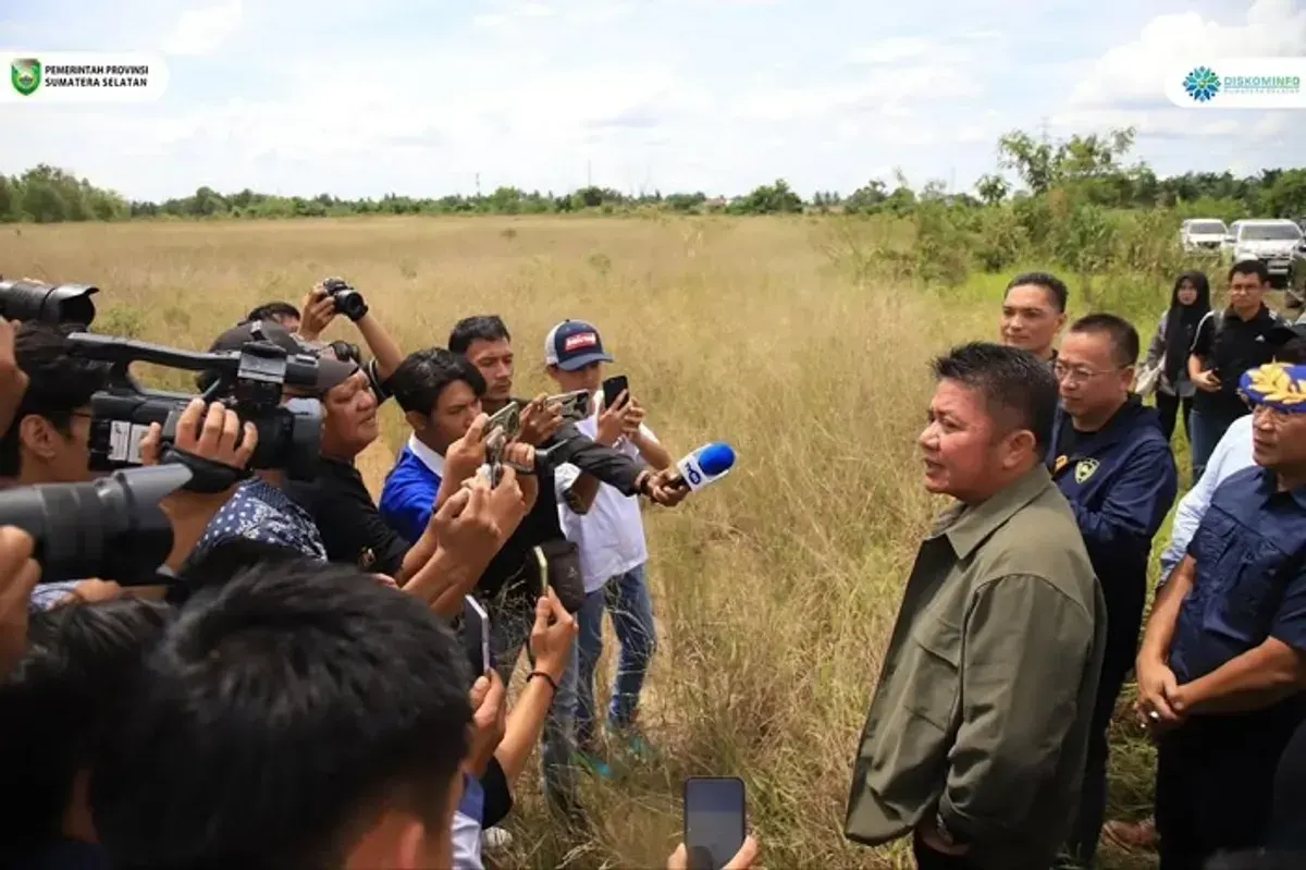 Gubernur Sumatera Selatan Herman Deru meninjau persiapan lahan di Jakabaring Sport City Palembang (Sumber: sumselprov.go.id | Foto: sumselprov.go.id)