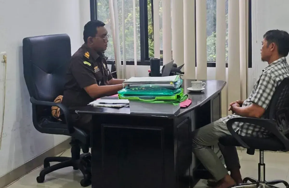 Penyidik tindak Pidana Khusus (Pidsus) Kejari Muara Enim melakukan pemeriksaan saksi terkait pembangunan siring Jalan Bukit Desa Pulau Panggung-Muara Danau. (Sumber: Istimewa)