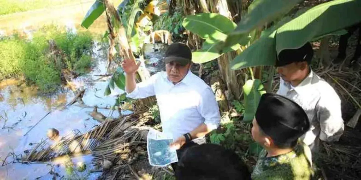 Gubernur Sumatera Selatan, Herman Deru meninjau rencana pembangunan kolam retensi pengendali banjir di wilayah Jalan Gotong Royong, Kelurahan Kemalaraja, Baturaja Timur. (Sumber: Istimewa)