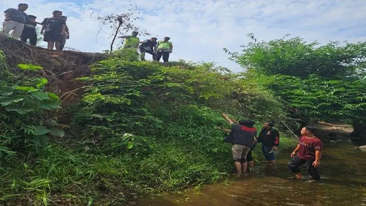 Polisi melakukan olah TKP penemuan mayat pria di pinggir sungai di Desa Taba Tengah Kecamatan Selangit, Musi Rawas, Sabtu (31/5/2024). (Sumber: Istimewa)