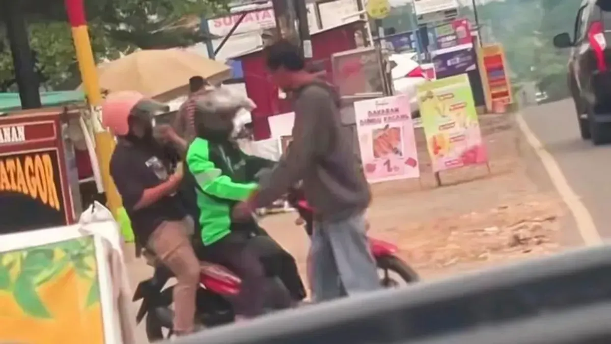 Wali Kota Palembang, Ratu Dewa, melakukan penyamaran sebagai pengemudi ojek online (ojol) (Sumber: Istimewa)