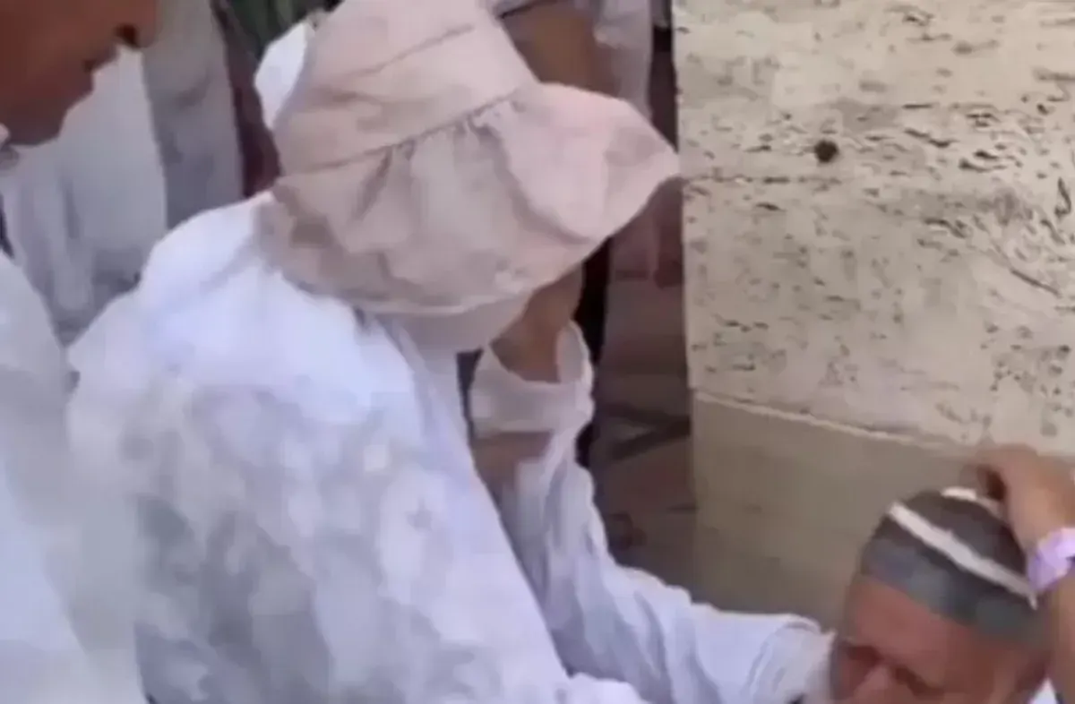 Tangkap layar video memperlihatkan seorang jemaah haji wanita asal Sumsel menolong jemaah dari Lebanon yang serangan jantung. (Sumber: TikTok.com/@hjrachmawati)