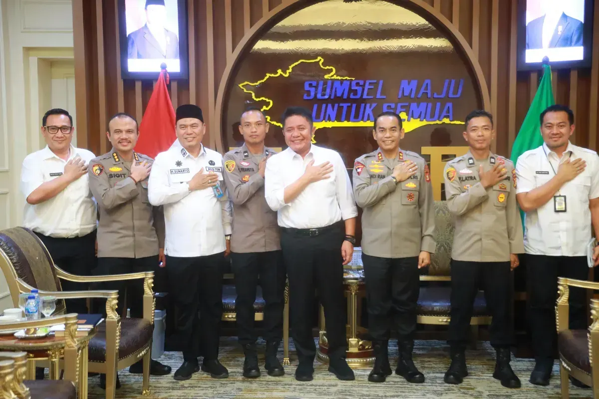 Gubernur Sumatra Selatan H. Herman Deru mendukung keikutsertaan dua personel Polda Sumsel, Aiptu Febri Latra dan Aipda Yosh Friansyah, pada ajang World Police and Fire Games (WPFG) 2025. (Sumber: Istimewa)