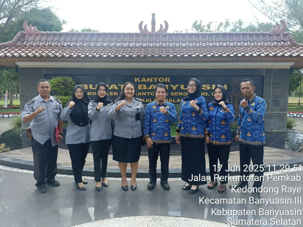 Tim BSK Kanwil Sumsel dipimpin Phuput Mayasari, Analis Kebijakan Ahli Muda, dan Bayu Firmansyah, Analis Produk Hukum Setda Banyuasin. (Sumber: Istimewa)