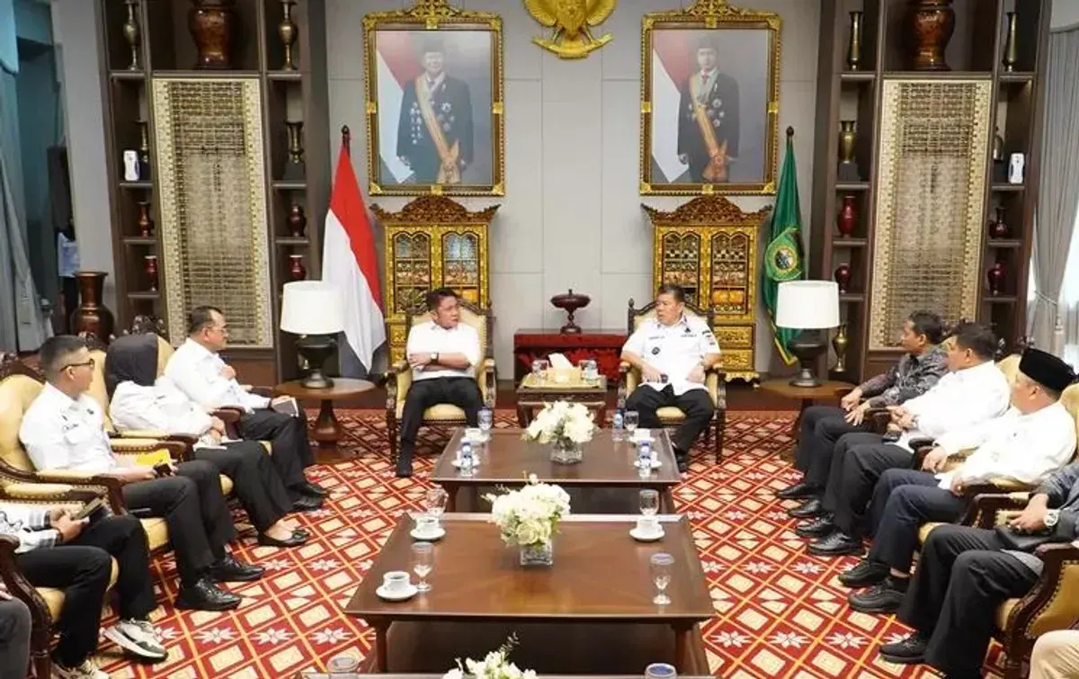 Gubernur Sumatera Selatan (Sumsel) H. Herman Deru menerima kunjungan Gubernur Kepulauan Bangka Belitung (Babel) Hidayat Arsani di Griya Agung Palembang, Rabu (18/6/2025). (Sumber: Istimewa)
