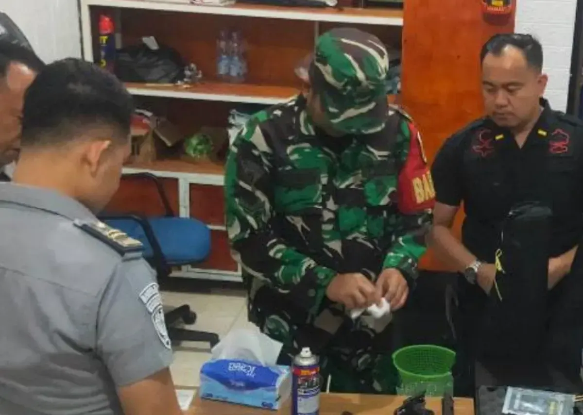 Lapas Kelas IIB Muara Enim menggelar kegiatan pengecekan dan perawatan rutin terhadap senjata api serta perlengkapan pendukung keamanan lainnya, pada Senin (23 Juni 2025). (Sumber: Istimewa)