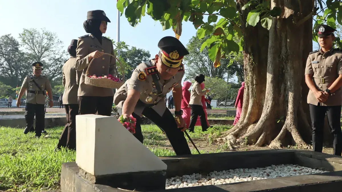 Polres Musi Banyuasin melaksanakan kegiatan ziarah rombongan dan tabur bunga di Taman Makam Pahlawan (TMP) Kusuma Bangsa, Sekayu, pada Senin pagi (23/6/2025). (Sumber: Istimewa)