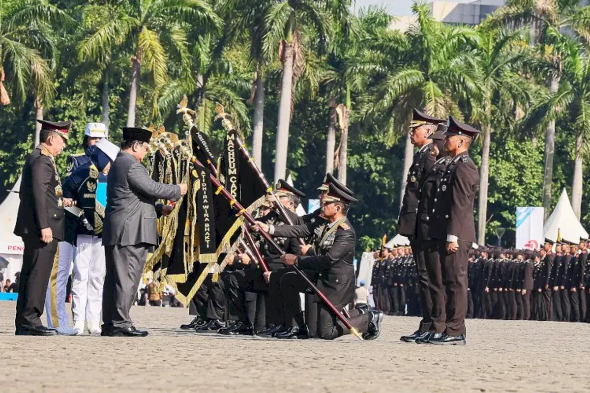 Kapolda Sumatera Selatan, Irjen Pol. Andi Rian Ryacudu Djajadi, S.I.K., M.H., dianugerahi Tanda Kehormatan “Satya Lencana Ksatria Bhayangkara” oleh Presiden Republik Indonesia, Jenderal TNI (Purn) Prabowo Subianto. (Sumber: Istimewa)