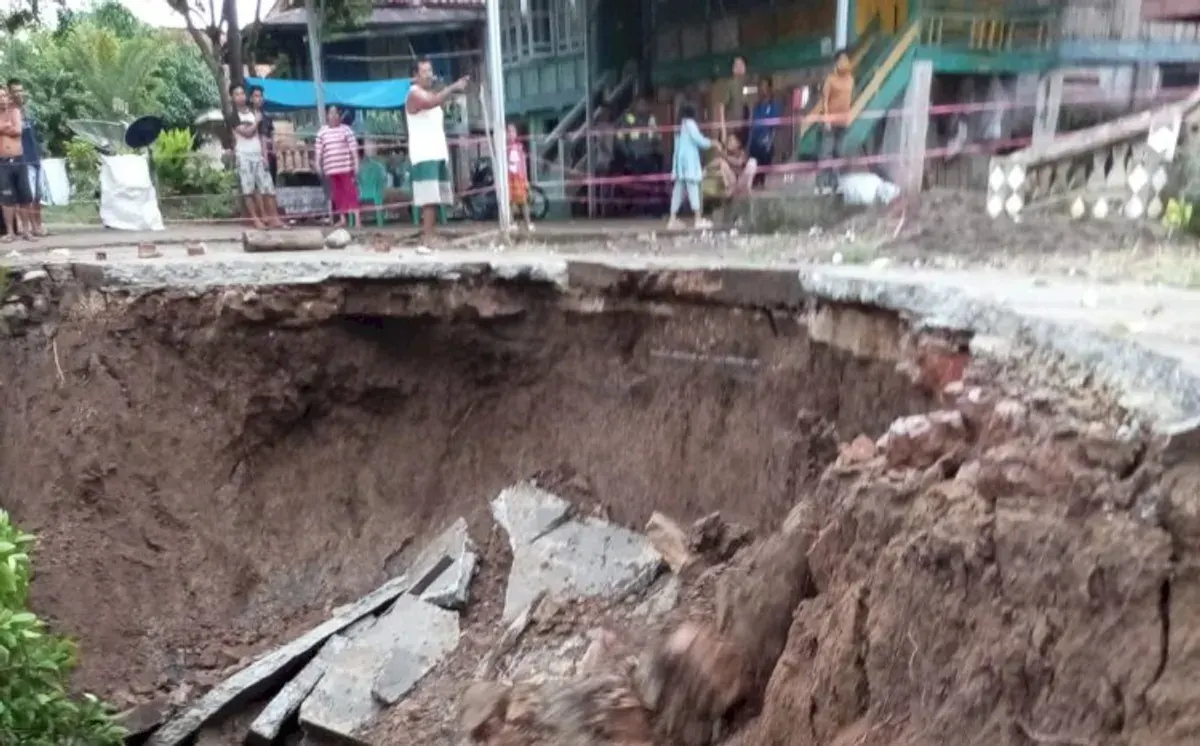 Tanah longsor yang terjadi di Dusun 5, Desa Rantau Panjang, Kecamatan Lawang Wetan, Kabupaten Musi Banyuasin, menyebabkan jalan utama desa terputus total pada Sabtu (5/7/2025). (Sumber: Istimewa)