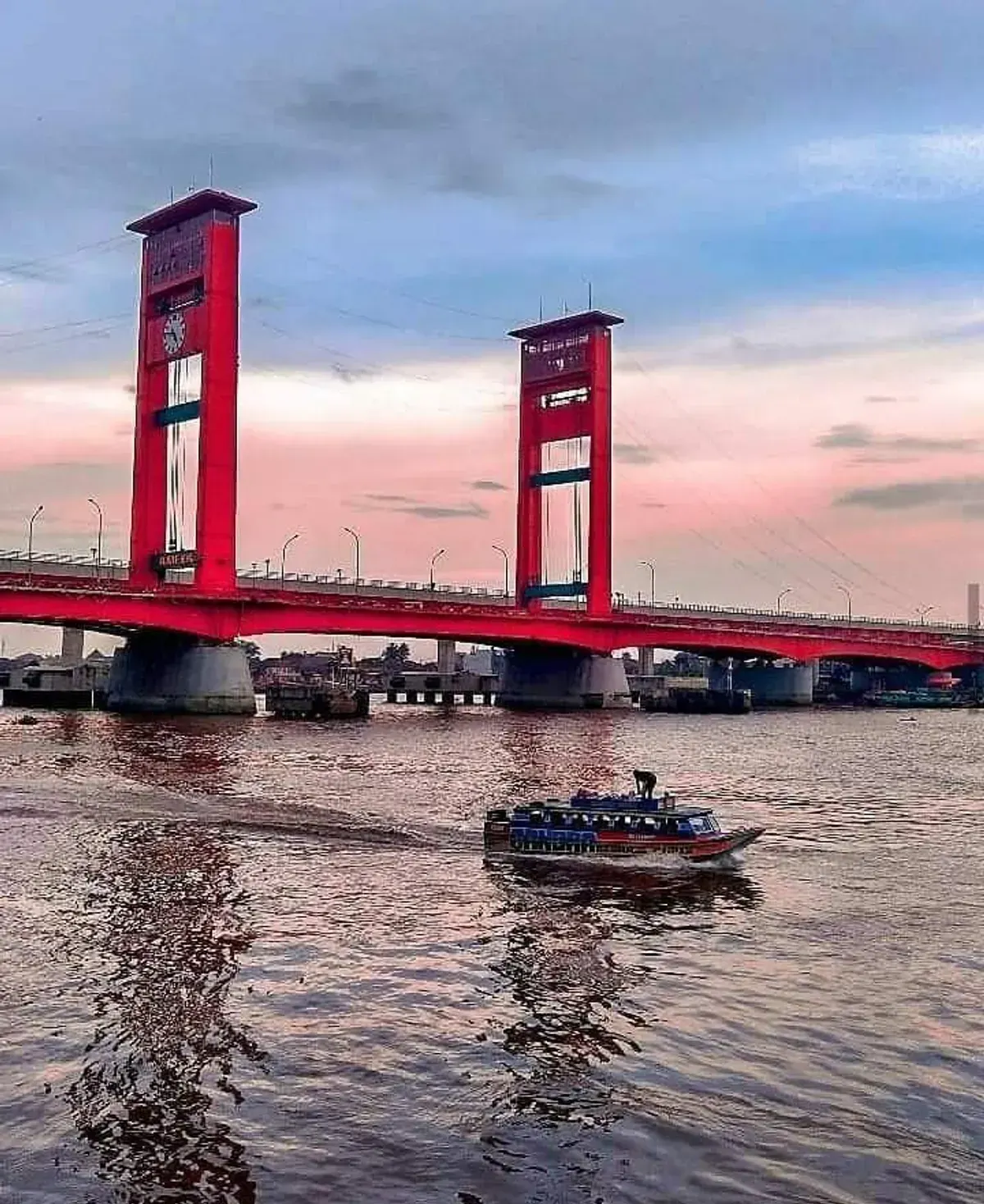Jembatan Ampera: Ikon Abadi Kota Palembang yang Penuh Sejarah (Sumber: Pinterest | Foto: M. Tri Handoni)
