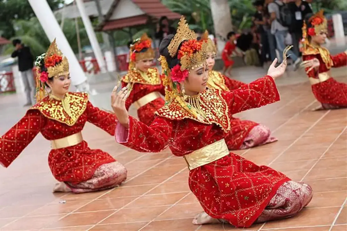 Baju Adat Sumatera Selatan: Warisan Budaya Penuh Makna (Sumber: pinterest.com | Foto: dtechnoindo)