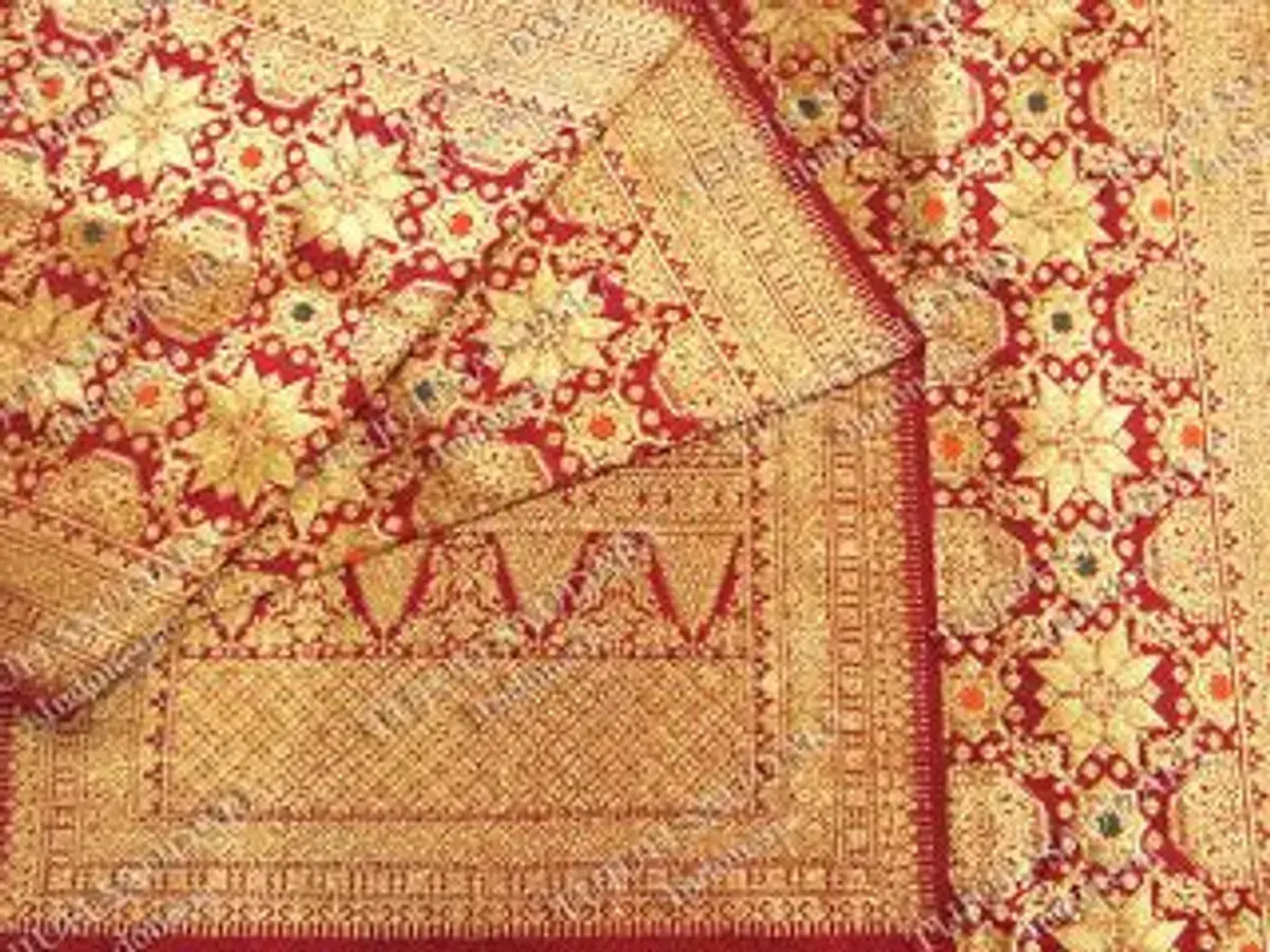 Industri Songket Palembang yang Mendunia: Warisan Budaya Bernilai Tinggi (Sumber: pinterest.com | Foto: allaboutpalembang.blogspot.com)