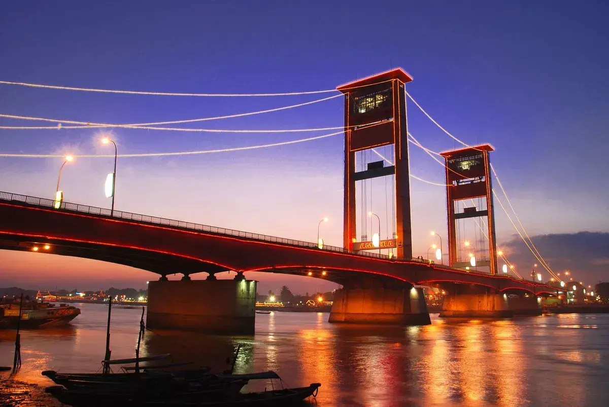 Indahnya Jembatan Ampera Kota Palembang (Sumber: pinterest.com | Foto: Traveloka (dot) Com)