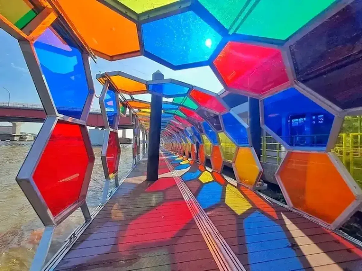 Sekanak Sidewalk: Destinasi Wisata Ikonik di Tengah Kota Palembang (Sumber: google.com | Foto: Alhadi Hadi)
