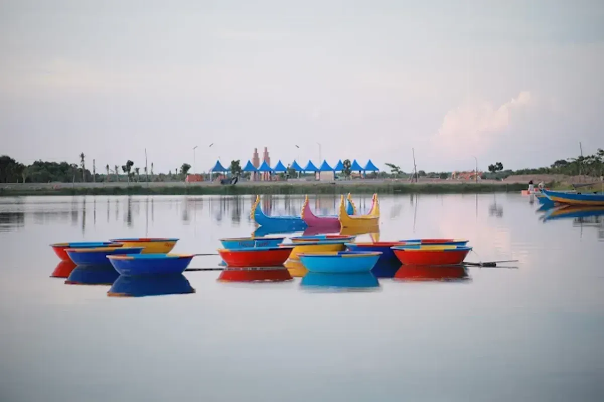 Keindahan Danau Biru: Pesona Alam yang Menenangkan dan Wajib Dikunjungi (Foto: Rete Cam Studio)