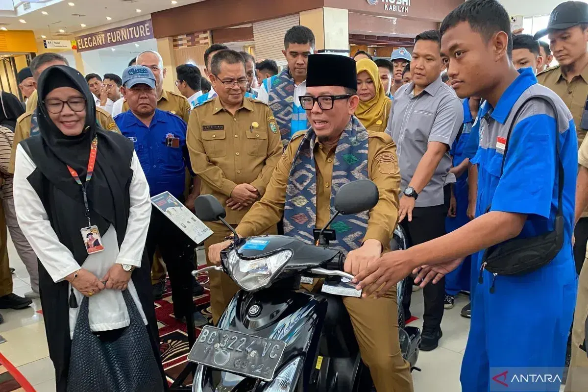 Bupati Ogan Komering Ulu (OKU) Teddy Meilwansyah mencoba motor listrik hasil rakitan siswa SMKN 3 OKU di Baturaja, Sumatera Selatan (Sumber: Istimewa)