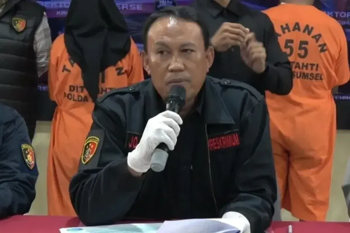 Polisi amankan empat tersangka termasuk ayah kandung yang jual bayi Rp8 juta. (Sumber: Istimewa)
