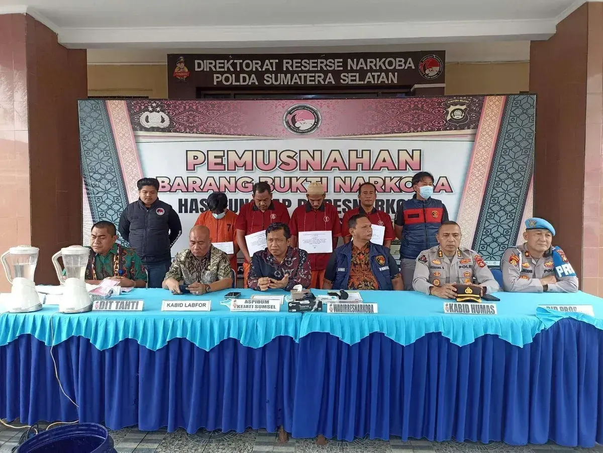 Direktorat Reserse Narkoba Polda Sumatera Selatan memusnahkan barang bukti narkotika berupa sabu dan pil ekstasi seberat 2,6 kilogram (Sumber: Istimewa)