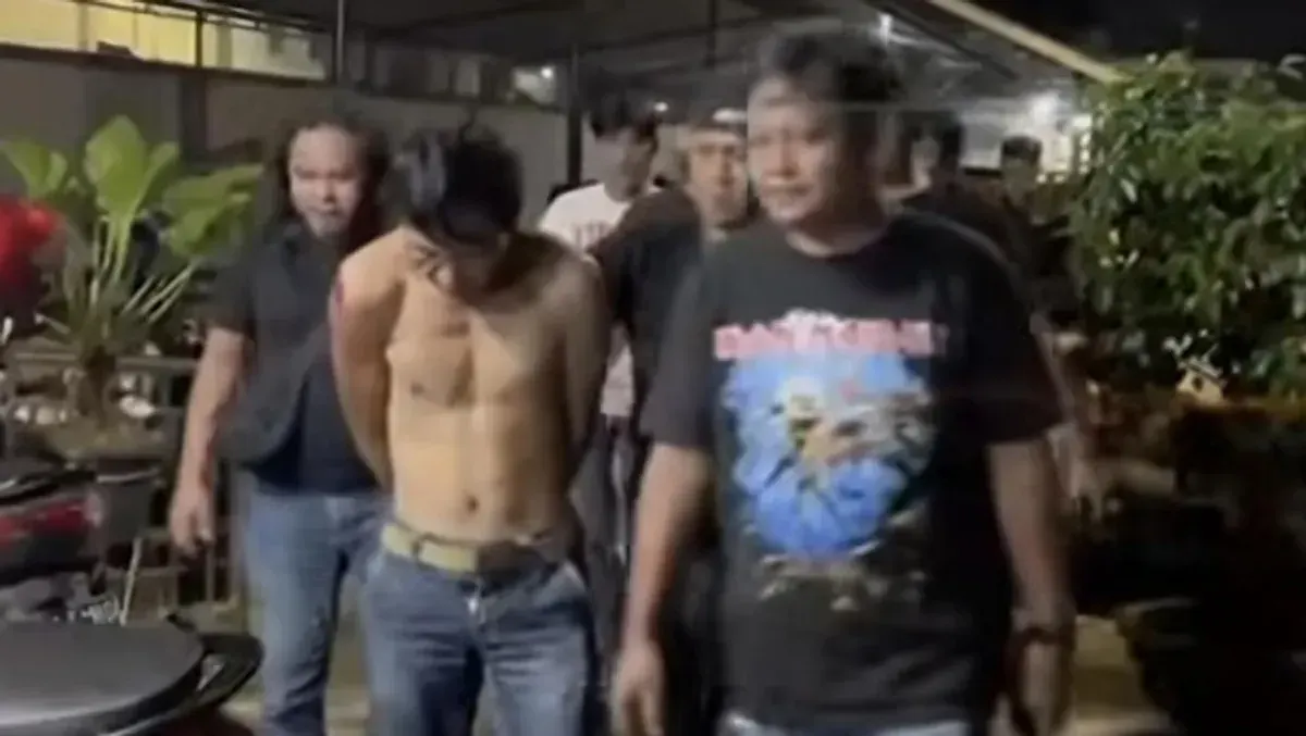 Tersangka pencurian motor wartawan TV nasional saat liputan di masjid digiring petugas ke Mapolres Lubuklinggau. (Sumber: Istimewa)