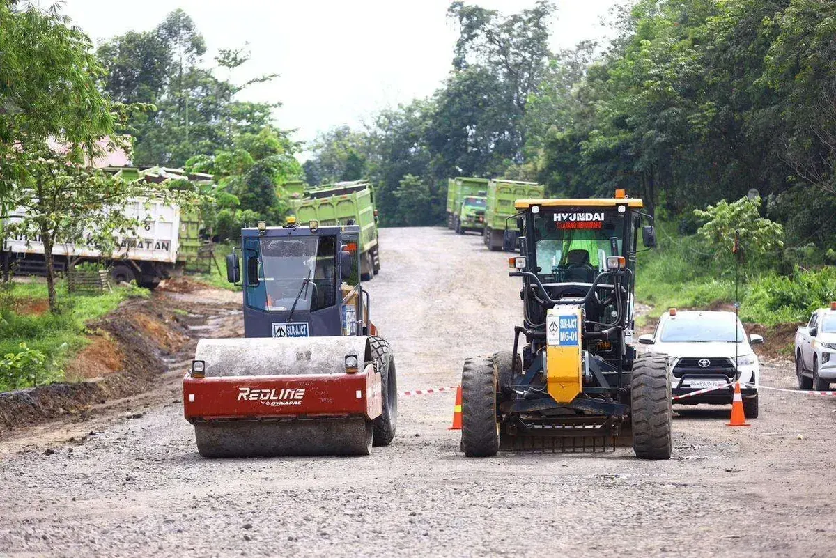 Alat berat dan truk tambang mengerjakan pembangunan flyover angkutan batubara milik PT Servo Lintas Raya di KM 111 Kabupaten Lahat sebagai bagian dari penataan jalur khusus tambang di Sumatera Selatan. (Sumber: Istimewa)