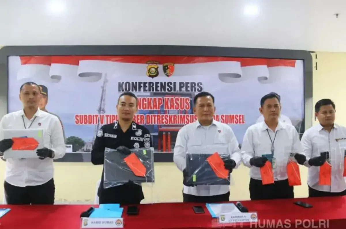 Sejumlah barang bukti diamankan polisi saat mengungkap jaringan promosi judi online yang melibatkan dua mahasiswa di Palembang. (Sumber: Istimewa)