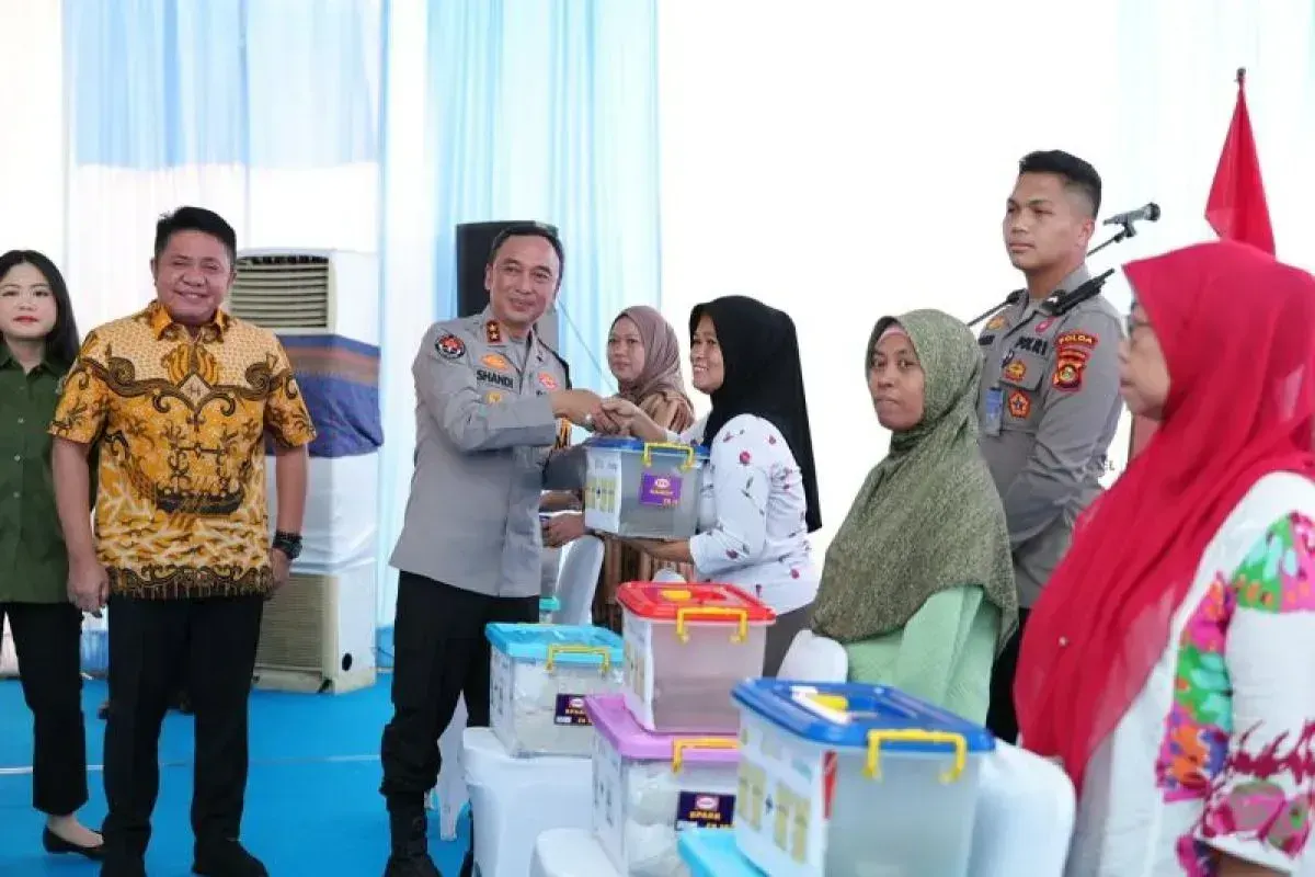 Kapolda Sumsel Irjen Pol. Sandi Nugroho bersama Gubernur Sumsel Herman Deru meninjau pelaksanaan Gerakan Pangan Murah Polri di Gudang Bulog Sukamaju Palembang, Jumat (13/3/2026). (Sumber: Istimewa)