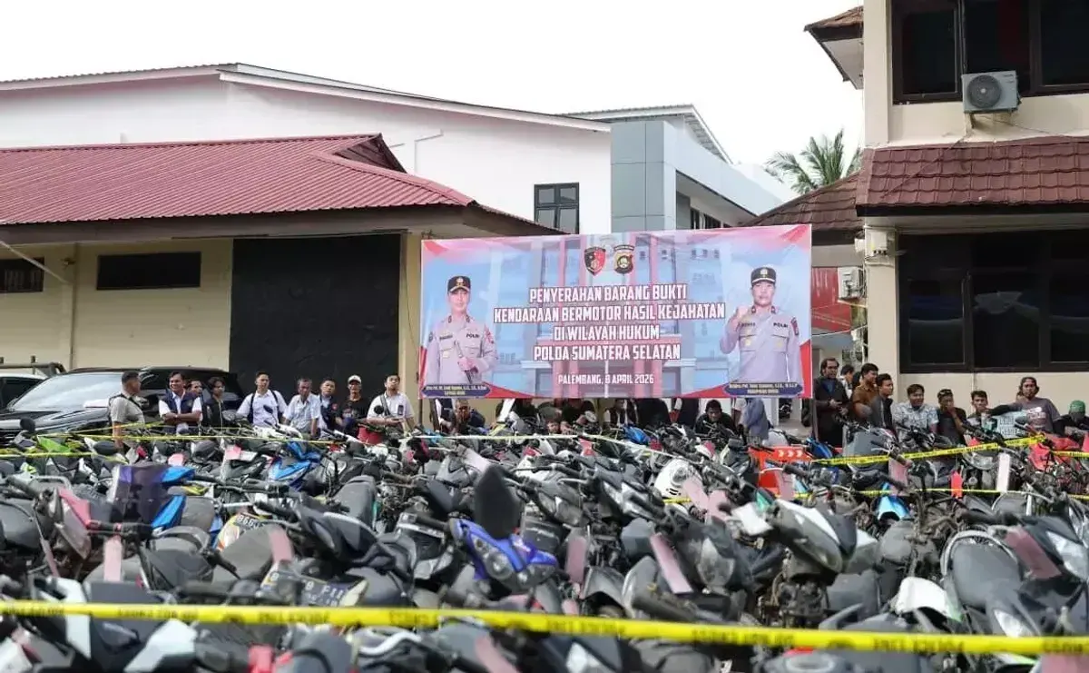 Ratusan kendaraan bermotor hasil tindak pidana yang berhasil diamankan Polda Sumsel saat proses pengembalian kepada pemilik sah di Mapolda Sumsel, April 2026. (Sumber: Istimewa)