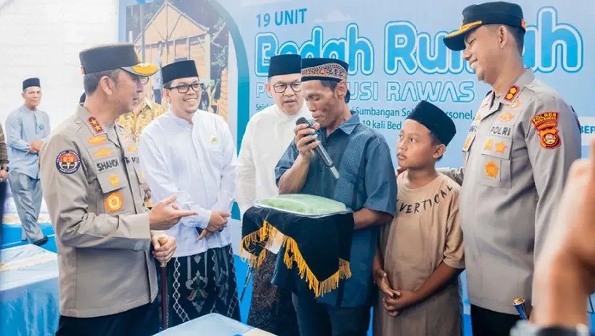 Kapolda Sumsel resmikan bedah rumah di Musi Rawas, warga beri apresiasi dengan gethuk tradisional. (Sumber: Istimewa)
