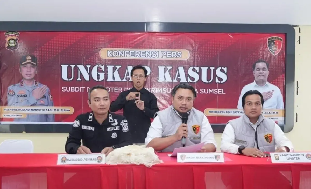 Polda Sumsel mengungkap kasus penyalahgunaan BBM subsidi jenis Pertalite di Musi Rawas, dengan 11 tersangka diamankan beserta sejumlah barang bukti. (Sumber: Istimewa)