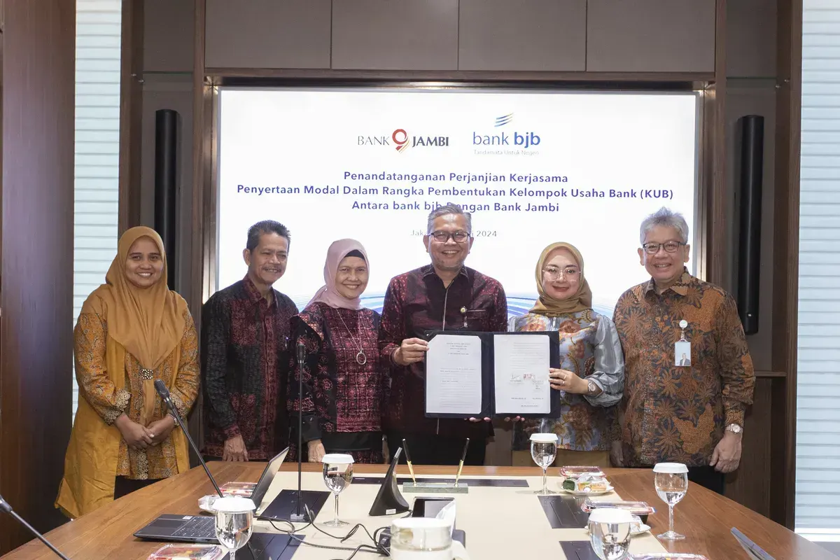 Penandatanganan Perjanjian Kerjasama Penyertaan Modal dalam Rangka Pembentukan KUB Antara Bank BJB dengan Bank Jambi. (Sumber: Istimewa/bankbjb.co.id)