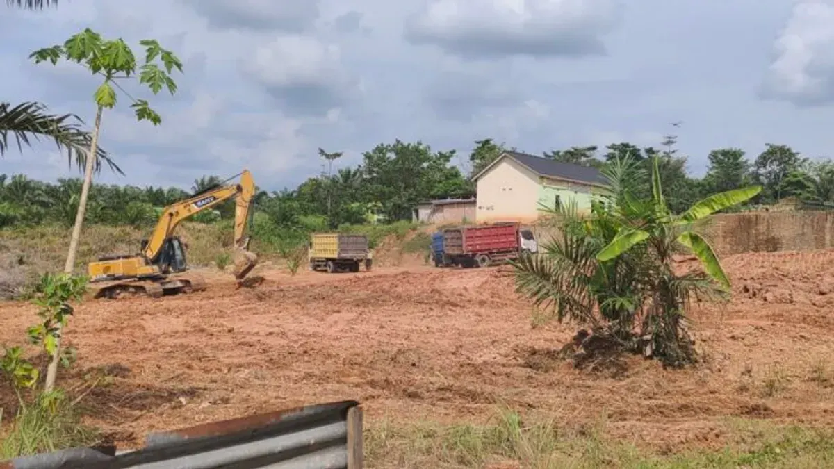 ktivitas angkutan tanah urug di Jalan Lintas Palembang–Jambi (Sumber: Istimewa)