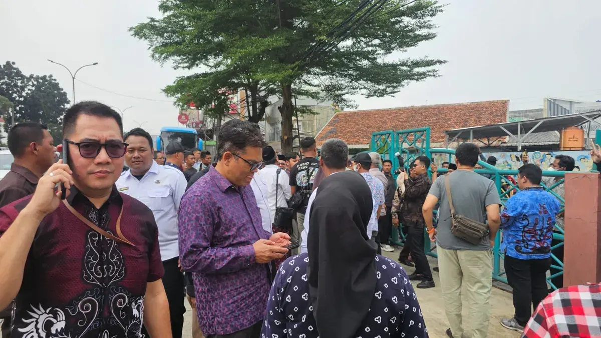 Rektor UIN Syarif Hidayatullah Jakarta, Prof. Asep Saepudin Jahar berada di lokasi ketika kericuhan di SDIP Pamulang terjadi. (Sumber: Istimewa)