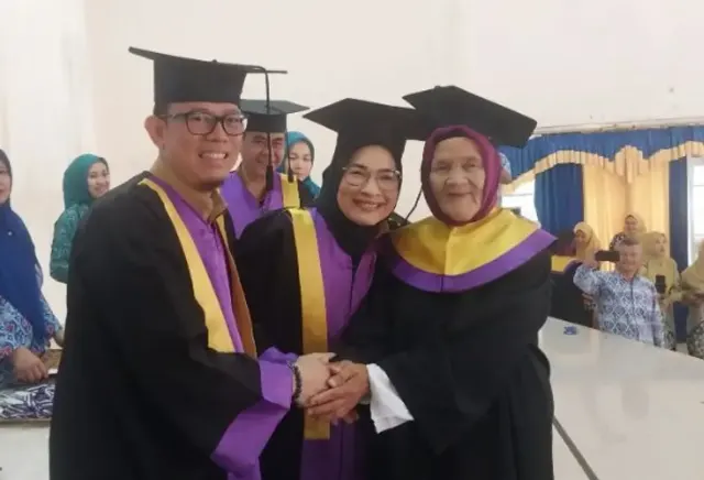 Bupati OKU Wisuda 75 Lansia, Ada yang Berusia 85 Tahun