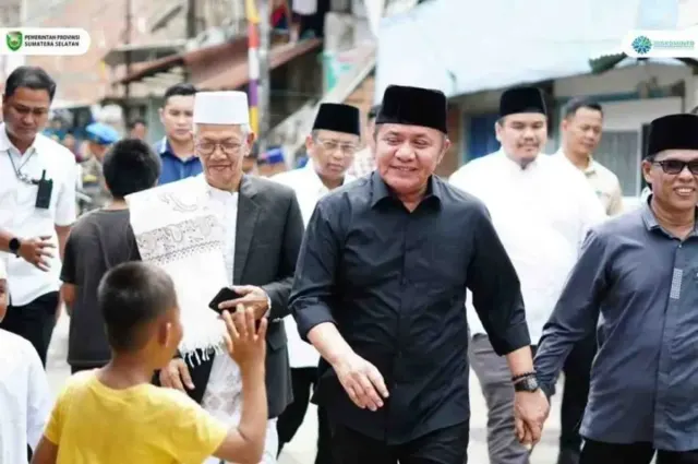 Herman Deru Serahkan Sapi Kurban untuk Warga Lorong Sungai Aur