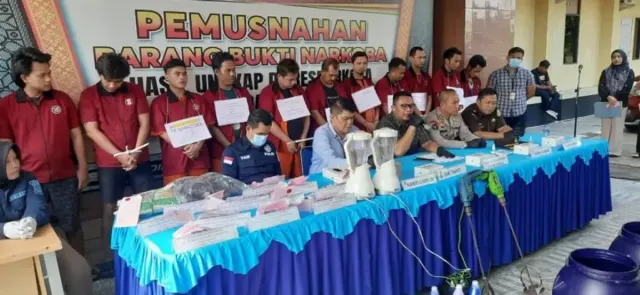 Polda Sumsel Musnahkan 11,7 Kg Sabu dan Ribuan Ekstasi, 16 Kurir Jadi Saksi Pemusnahan