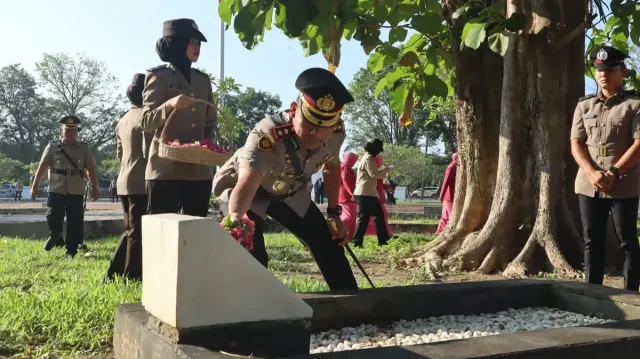 Peringati Hari Bhayangkara ke-79, Polres Muba Gelar Ziarah dan Tabur Bunga di TMP Kusuma Bangsa