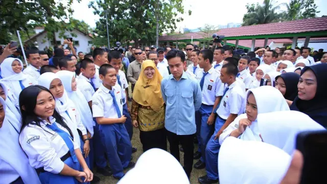 Gibran Rakabuming Serap Aspirasi Siswa dan Guru di Sekolah Rakyat Palembang