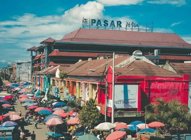 Menjelajahi Pasar 16 Ilir: Ikon Wisata Belanja dan Kuliner Khas Palembang