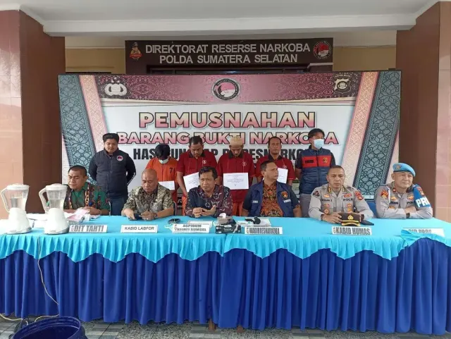 Lima Tersangka Saksikan Pemusnahan Sabu dan Ekstasi di Mapolda Sumsel