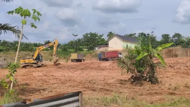 Aktivitas Angkutan Tanah Urug di Jalintim Supat Dikeluhkan Warga